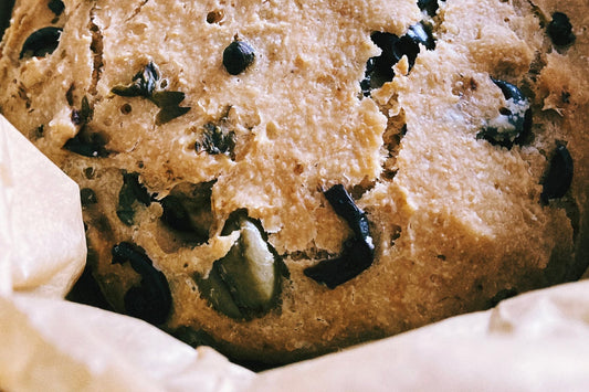 Panbrood met olijven, kappertjes en pistachenootjes