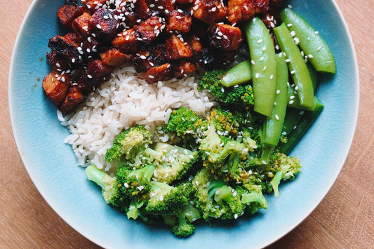 Rijst met groenten en sticky tempeh